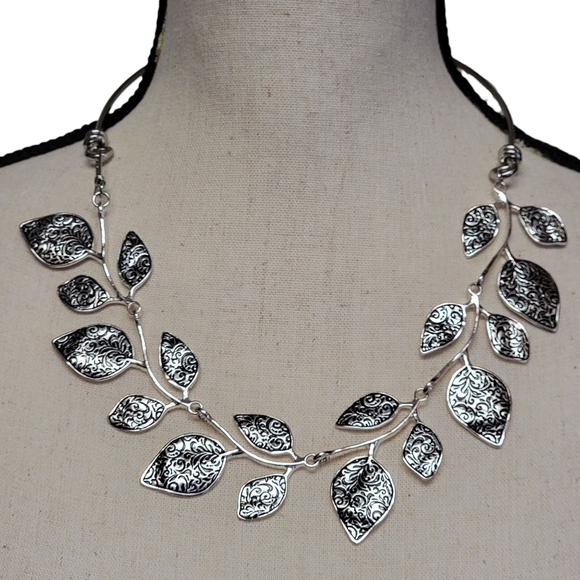 Silver Tone Leaf Collar Necklace Statement Botanical Metal Nature‎ Elegant Gift - Picture 1 of 8
